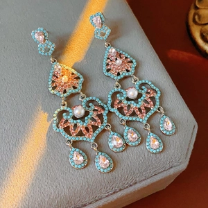 Vue rapprochée de boucles d'oreilles vintage en forme de goutte et pampilles