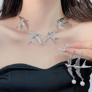 Silbernes Schwalben Schmuckset mit Perlenohrringen und Vogel Halskette am Model