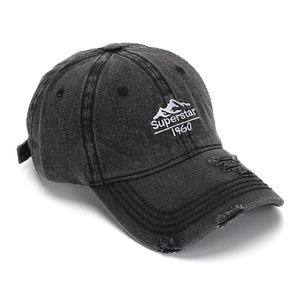 Détail de la visière usée sur casquette en coton délavé avec broderie montagne