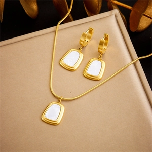 Parure collier et boucles d'oreilles en acier titane doré avec pendentifs nacre