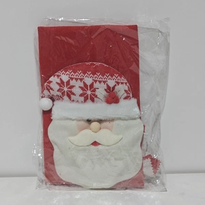 Detail der Weihnachts-Stuhlhussen mit 3D-Weihnachtsmann-Figur in Plastikverpackung