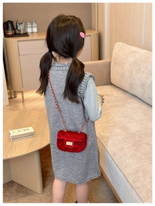 Détail du sac à bandoulière en velours rouge pour filles avec chaîne dorée et boucle