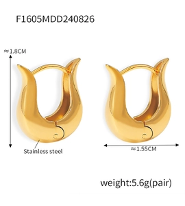 Dettaglio di orecchini a U in acciaio inossidabile placcato oro 18K con misura di 1,8 cm