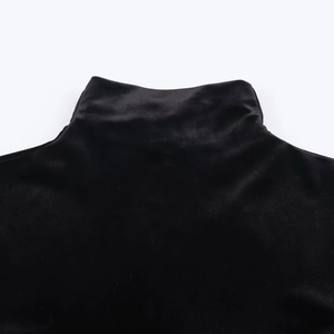 Abito corto in velluto slim con collo alto e cintura in un elegante nero