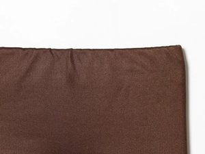 Gros plan sur un tissu en maille marron montrant la texture et les coutures de qualité