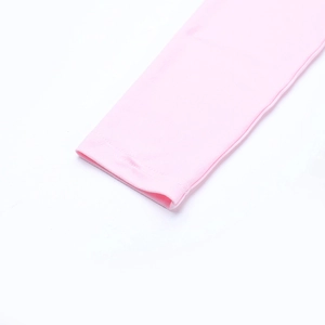 Détail du poignet rose à manches longues avec double couture sur maille de coton doux