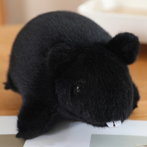 Primer plano de peluche negro con piel suave, orejas pequeñas y pequeños dientes frontales blancos