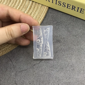 Vue détaillée du moule en silicone transparent pour nail art avec 4 motifs floraux