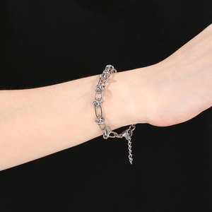 Bracelet chaîne hip-hop en acier inoxydable avec nœud d'épines porté par un mannequin