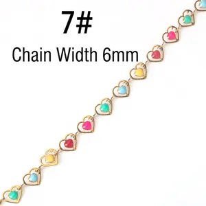 Détail de chaîne à maillons cœur dorés de 6mm avec émail coloré pour création bijoux