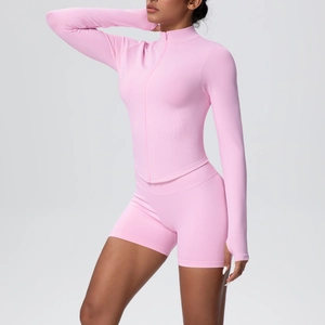 Détail de l'ensemble de yoga rose montrant la texture côtelée et les passe-pouces
