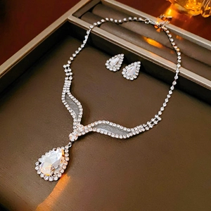 Macro d'une parure de bijoux en argent étincelant avec pendentifs en forme de poire