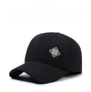 Detailansicht der Winter-Baseballkappe mit Ohrenklappen und Stickerei auf Textur
