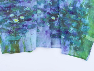 Detailansicht des Seerosenmusters auf dem lockerem Chiffon-Oberteil im Impressionistenstil