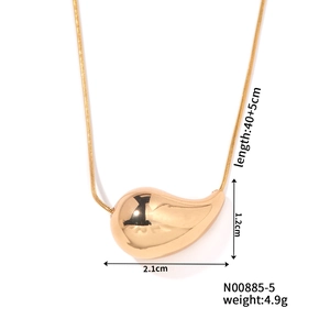 Détail du pendentif goutte d'eau dorée sur chaîne serpent avec dimensions du produit