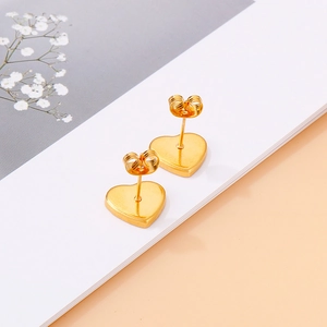 Paire de boucles d'oreilles cœur en acier inoxydable doré avec fermoirs papillon sur carte