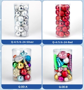 Détail d'ensembles de boules de Noël assorties dans un emballage cadeau cylindrique clair