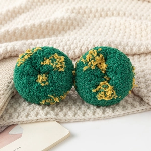 Détail de chaussettes en peluche vert et jaune sur une texture de fond en tricot chaud
