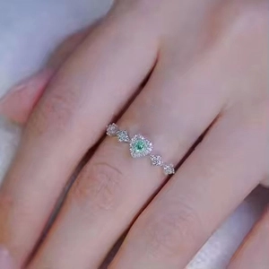 Exquisite silver heart ring with emerald green center stone and diamond accents