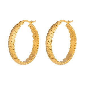 Boucles d'oreilles créoles dorées à l'or 18K avec texture tissée torsadée