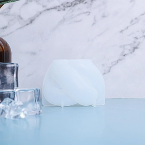 Vue macro du moule en silicone translucide blanc avec un design de nœud torsadé