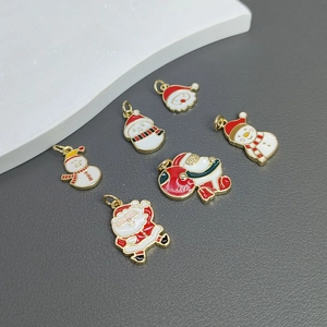 Detailansicht bunter Weihnachtsemaille-Anhänger mit Weihnachtsmann und Schneemann