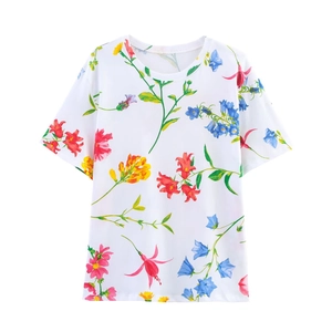 Camiseta de mujer con cuello redondo y manga corta con estampado floral sobre fondo blanco