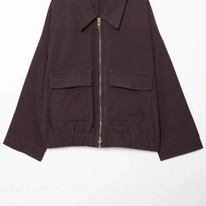 Veste marron foncé pour femme avec zip métallique, grandes poches et bas élastique