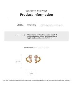 Détail de boucles d'oreilles dorées en C avec perles et strass montrant la hauteur de 2,5 cm