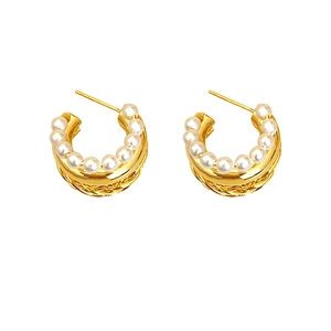 Minimalist gold-plated C-shaped hoop earrings with triple-layer metal wire and pearls