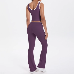Détail de l'ensemble de yoga violet avec bordure contrastée blanche sur le haut et le pantalon