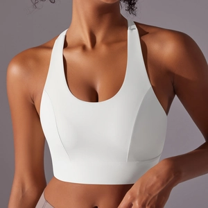 Gros plan d'un soutien-gorge de sport blanc avec de larges bretelles sans couture et coupe