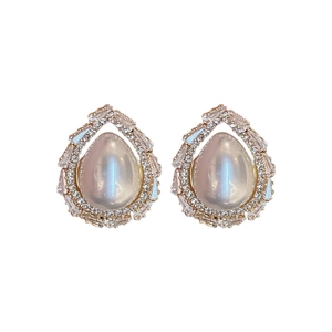 Élégantes boucles d'oreilles goutte d'eau avec opales irisées et zircons brillants en or