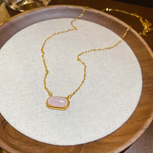 Détail du collier plaqué or 18 carats avec pendentif rectangulaire en résine rose sur bois