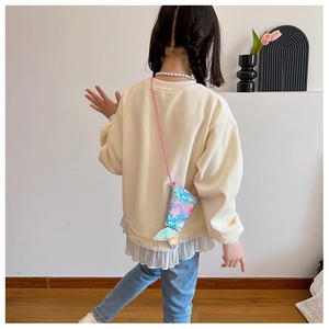 Détail du sac bandoulière sirène à paillettes avec écailles nacrées pour enfant