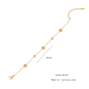 Makro-Detail des Kamelienblüten-Anhängers und Zirkons auf einem goldenen Edelstahlarmband