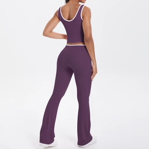 Vue arrière de l'ensemble de yoga violet avec passepoil blanc sur la brassière et le pantalon