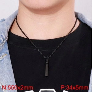Collier homme avec pendentif barre en acier inoxydable noir et chaîne serpent sur modèle
