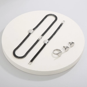 Vue détaillée d'une parure quatre pièces en argent avec pendentifs coeur en zircon noir