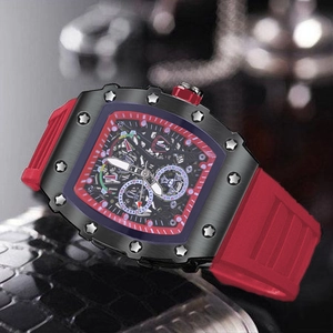 Detalle del reloj automático de barril con correa roja y esfera de diseño esqueleto