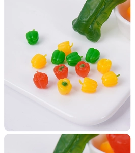 Vista macro de mini pimientos de colores para accesorios de cocina de casas de muñecas