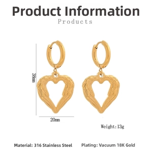 Détail des boucles d'oreilles ailes de cœur en or 18K avec dimensions 38mm x 20mm