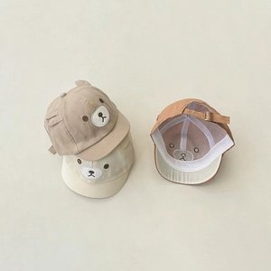 Pack de tres gorras de algodón para bebé en tonos caqui y crema con bordado de oso