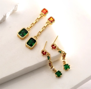 Boucles d'oreilles géométriques élégantes avec pierres vertes et rouges en or
