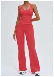 Vue de face de l'ensemble pantalon de yoga évasé taille haute et haut de sport corail