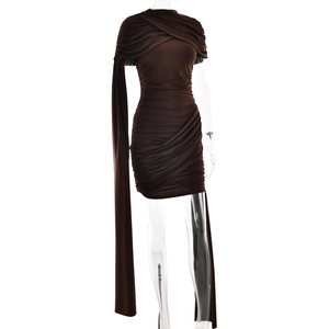 Detailansicht des braunen One-Shoulder-Minikleids mit elegantem Faltenwurf und Raffungen