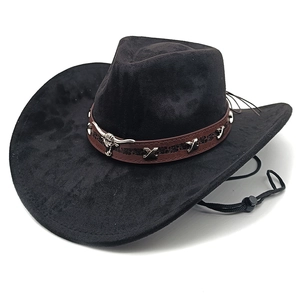 Detail eines Western-Cowboyhuts mit braunem Lederband, Silberstierkopf und Kinnriemen