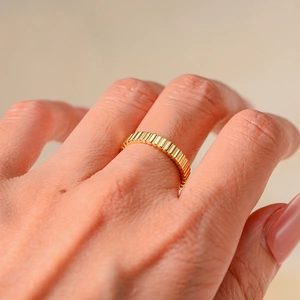 Minimalistischer S925 Sterlingsilber Ring mit vertikaler Rillenstruktur in Gold-Finish