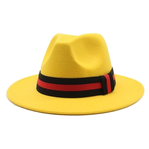 Κλασικό έντονο κίτρινο μάλλινο καπέλο Fedora με μαύρη και κόκκινη ριγέ κορδέλα