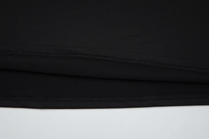 Detaillierte Nahaufnahme des hochwertigen Doppelstich-Saums am schwarzen Spitzenkleid Stoff
